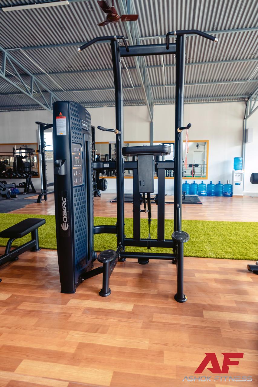 Lat pulldown machine